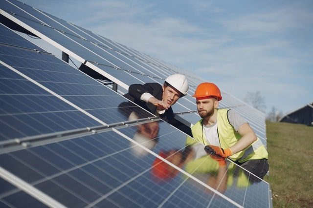 维修工人正在检查太阳能电池板